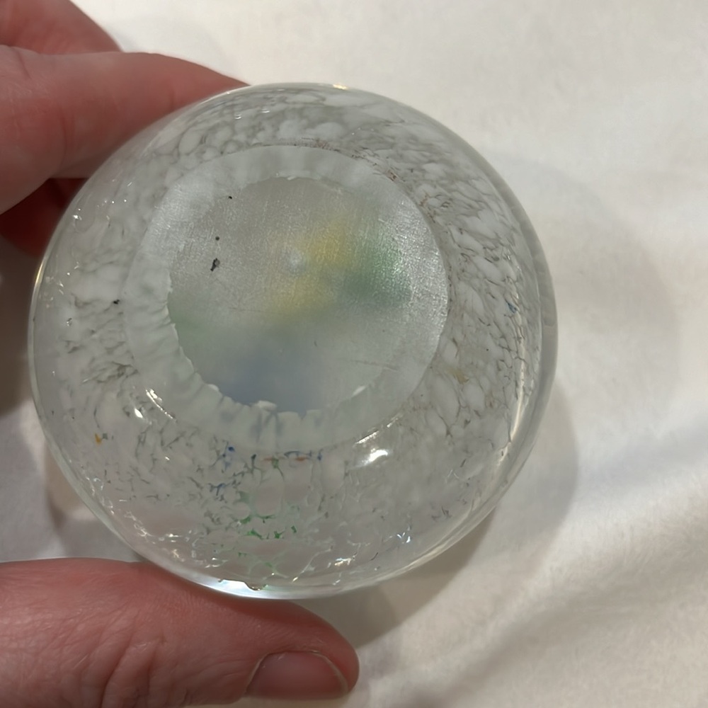 Set of three glass paperweights with floral design - Picture 6 of 10